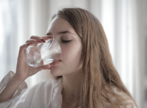 chica-bebiendo-vaso-de-agua