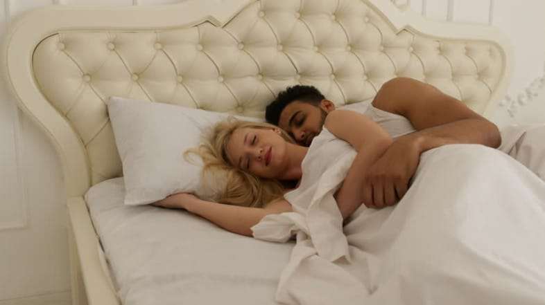 Si compartes almohada, te explicamos por qué es mejor tener una solo para ti. 1 Si compartes almohada, te explicamos por qué es mejor tener una solo para ti.