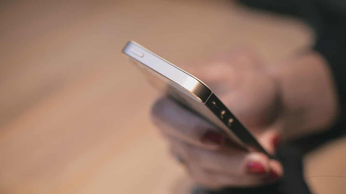 Descubre por qué no hay que llevarse el móvil al cuarto de baño.