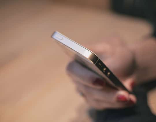 Descubre por qué no hay que llevarse el móvil al cuarto de baño.