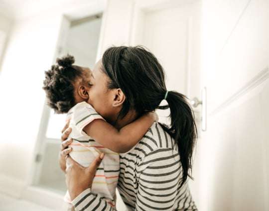 Seis de cada diez madres reciben críticas en su manera de criar a sus hijos