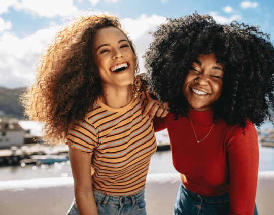 5 cosas que debes saber para cuidar el pelo rizado en otoño